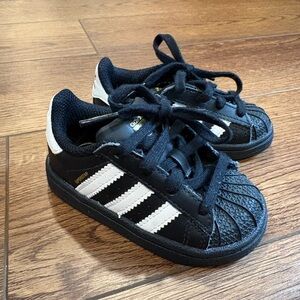 Toddler Adidas Black/White Superstar Sneakers Size 5K
